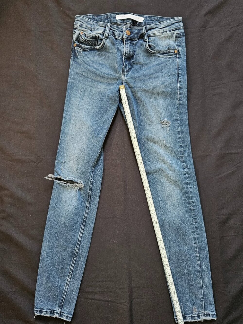 Zara Trafaluc Skinny Jeans US 2 Light Wash Ripped Knee Raw Hem